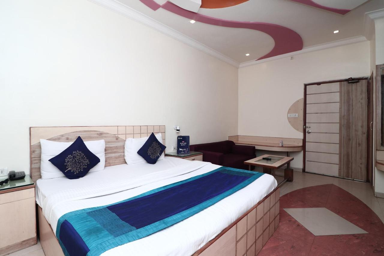 Hotel Deep Канпур Экстерьер фото