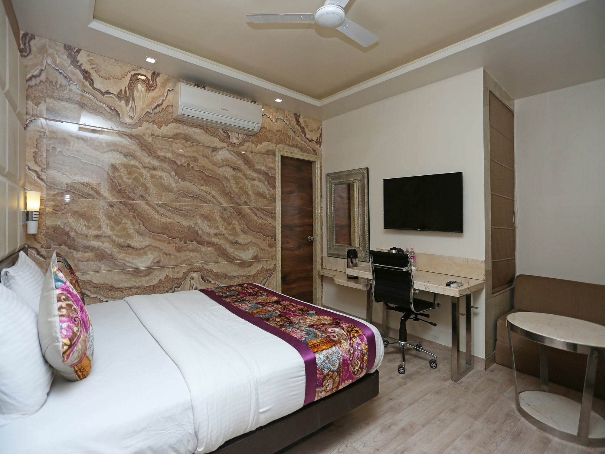 Hotel Deep Канпур Экстерьер фото